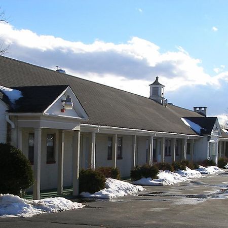 River Valley Inn Hatfield Exterior photo